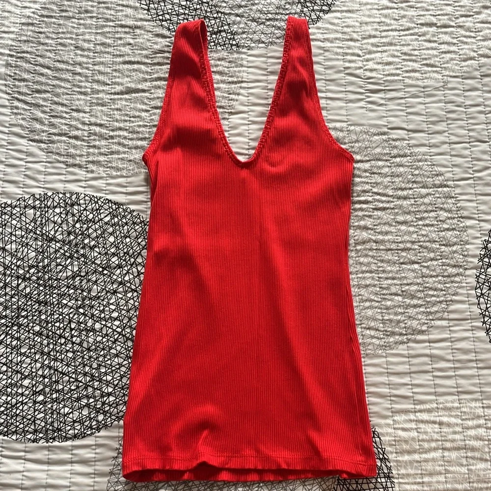Express Ribbed Tank Top - Picture 4 of 4